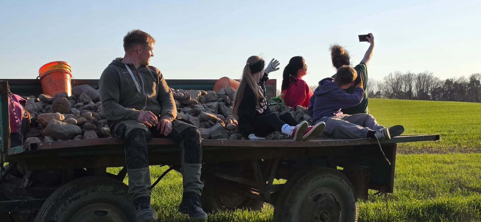 Młodzież na przyczepie